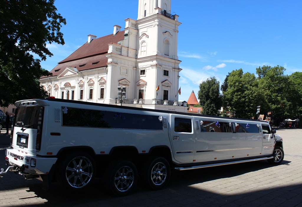 Limuzinu nuoma Dirbame visoje Lietuvoje. Turim nuo 5 iki 26 vietų įvairių limuzinų, tad laukiam Jūsų užsakymų. Tel.nr. 8 685 63960 UAB " Šiaulių limuzinai "