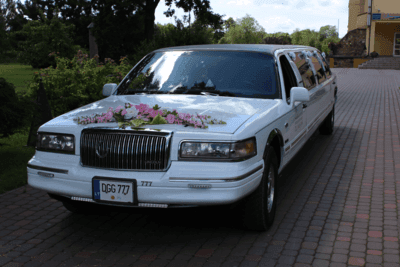 10 vietu limuzinas atrodo puikiai