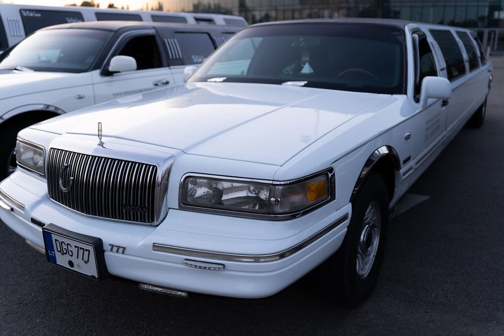 10 vietu limuzinas salia kitu limuzinu