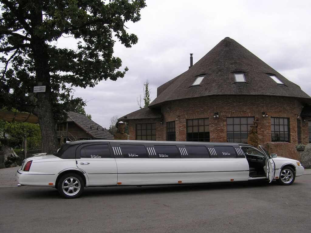 12-14 vietu limuzinas kaip visada atrodo nepriekaistingai