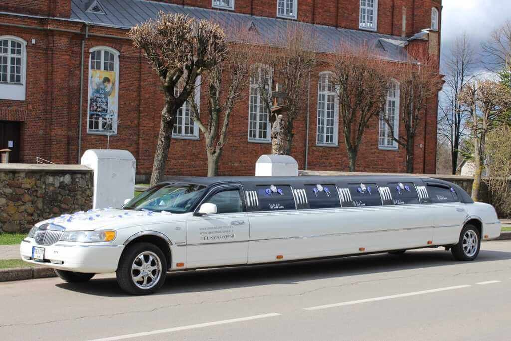 12-14 vietu limuzinas prie didelios baznycios