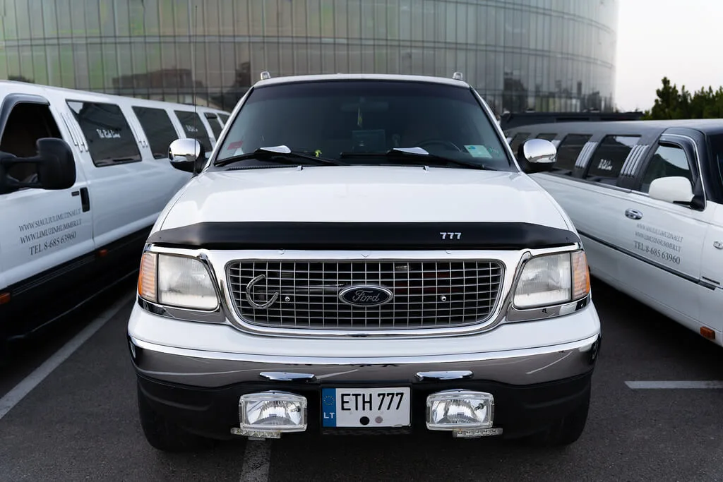 14-16 vietu limuzinas