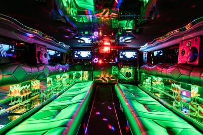 16-20 vietu iskirtinio limuzino vidus