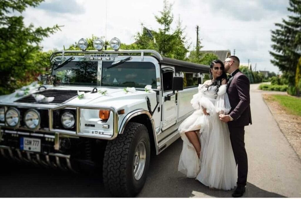 16-20 vietu limuzinas ir laimingi jaunieji