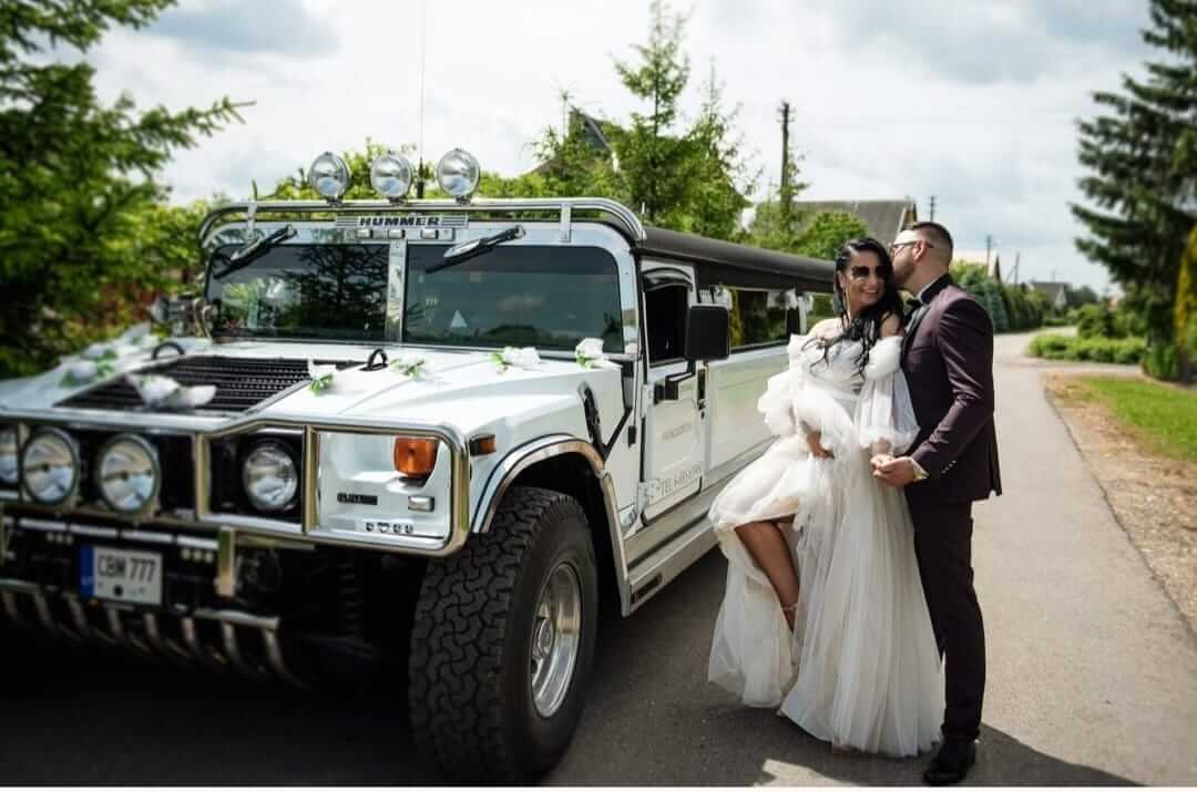 16-20 vietu limuzinas ir laimingi jaunieji