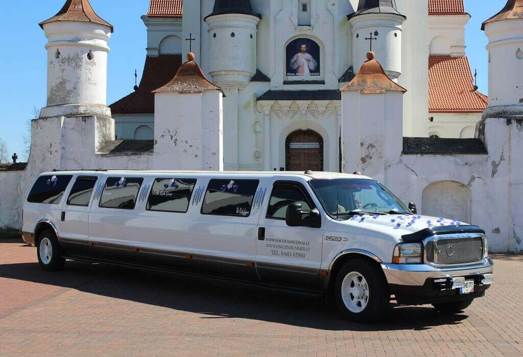 20-22 vietu Limuzinas prie Siauliu baznycios