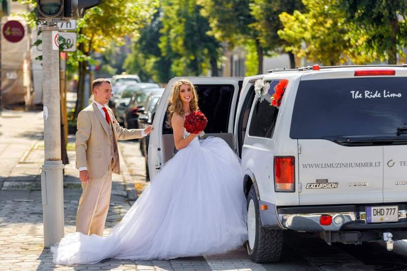 20-22 vietu limuzinas ir laimingi jaunieji