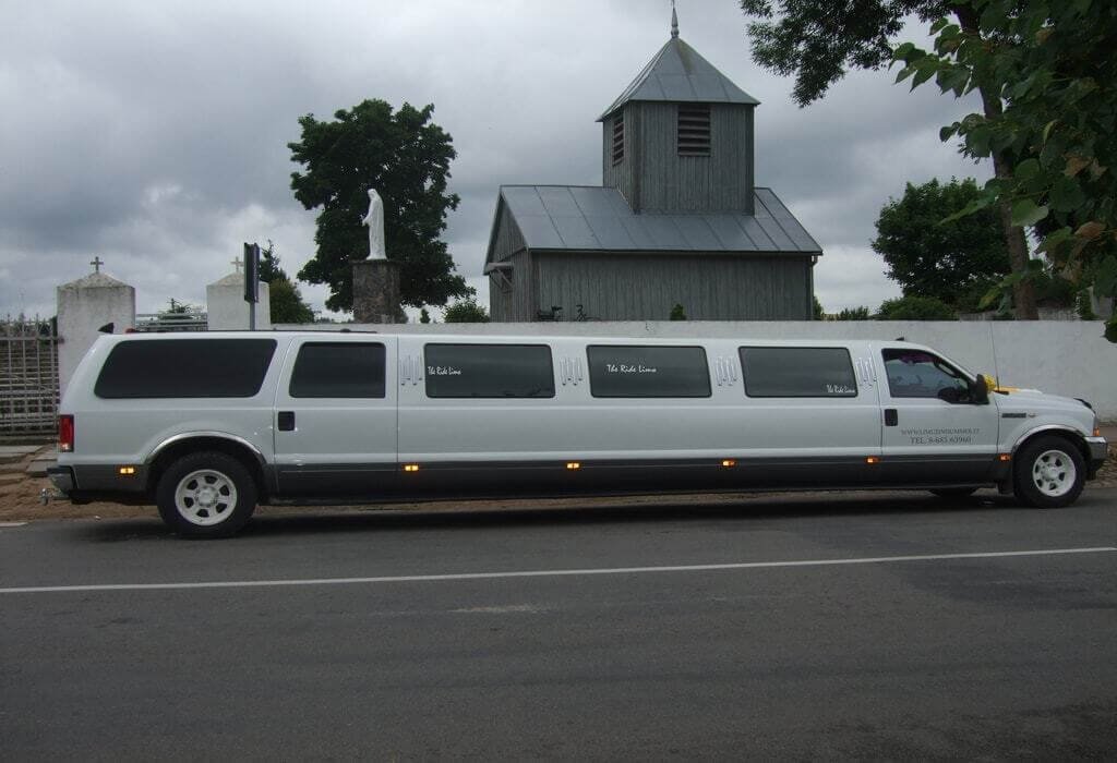 20-22 vietu limuzinas prie nedideles baznycios