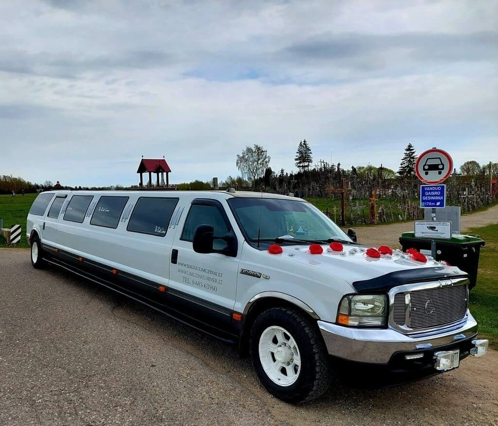 20-22 vietu limuzinas taip pat daznas svecias prie kryziu kalno