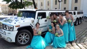 22-26 vietu limuzinas ir laimingi klientai