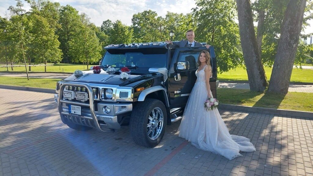 Iskirtinis automobilis Hummer H2 ir jaunieji