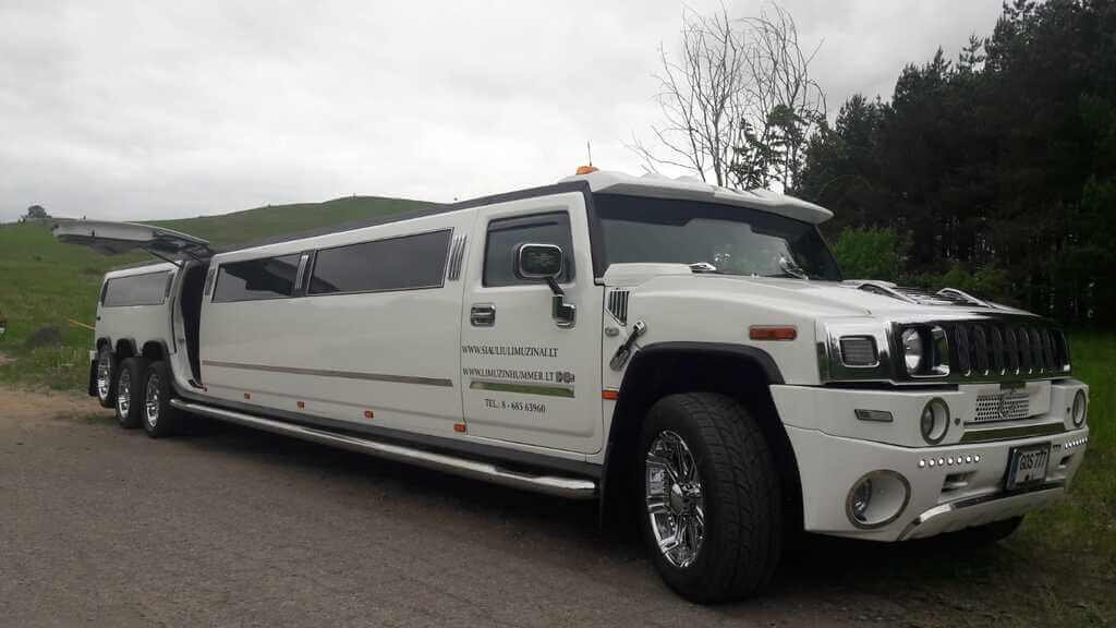 Ispudingas limuzinas ir jo durys pakeltos Panevezyje