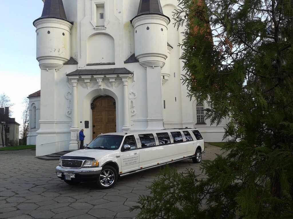 Limuzinas Siauliai prie baznycios