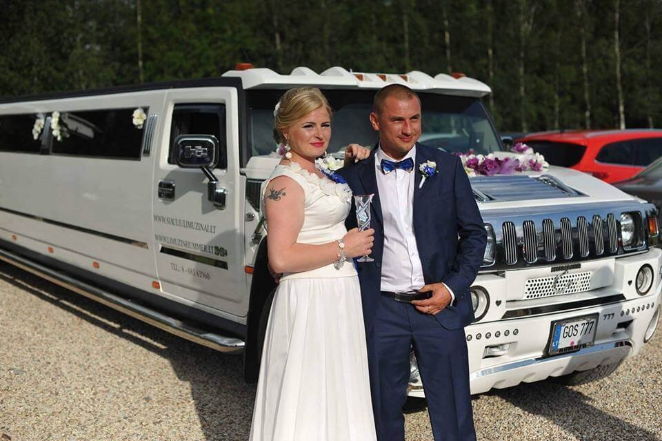 Limuzinu nuoma patenkinti klientai pasirinke 22-26 vietu didyji limuzina