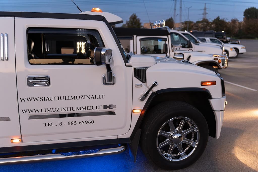 Siauliu limuzinai prie Siauliu arenos