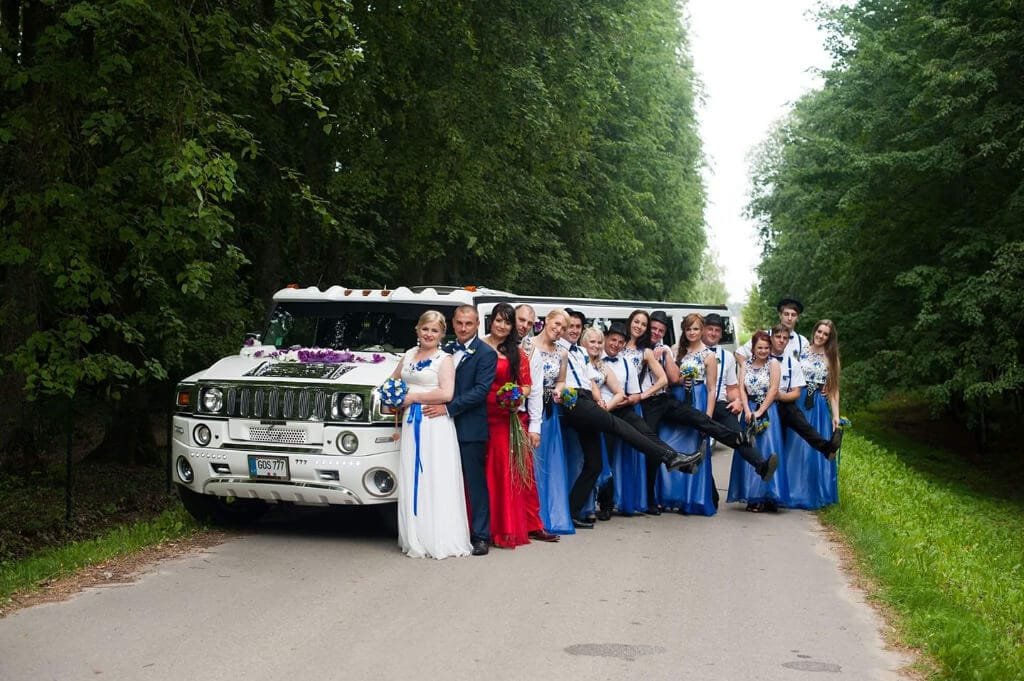 laimingi vestuvininkai ir limuzinas