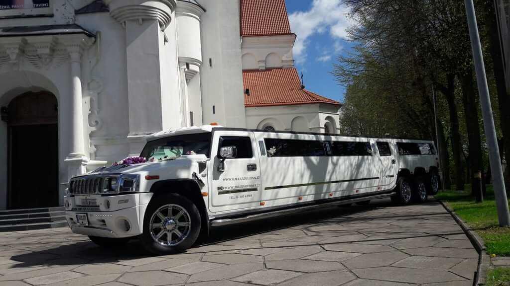 limuzinas prie Siauliu baznycios