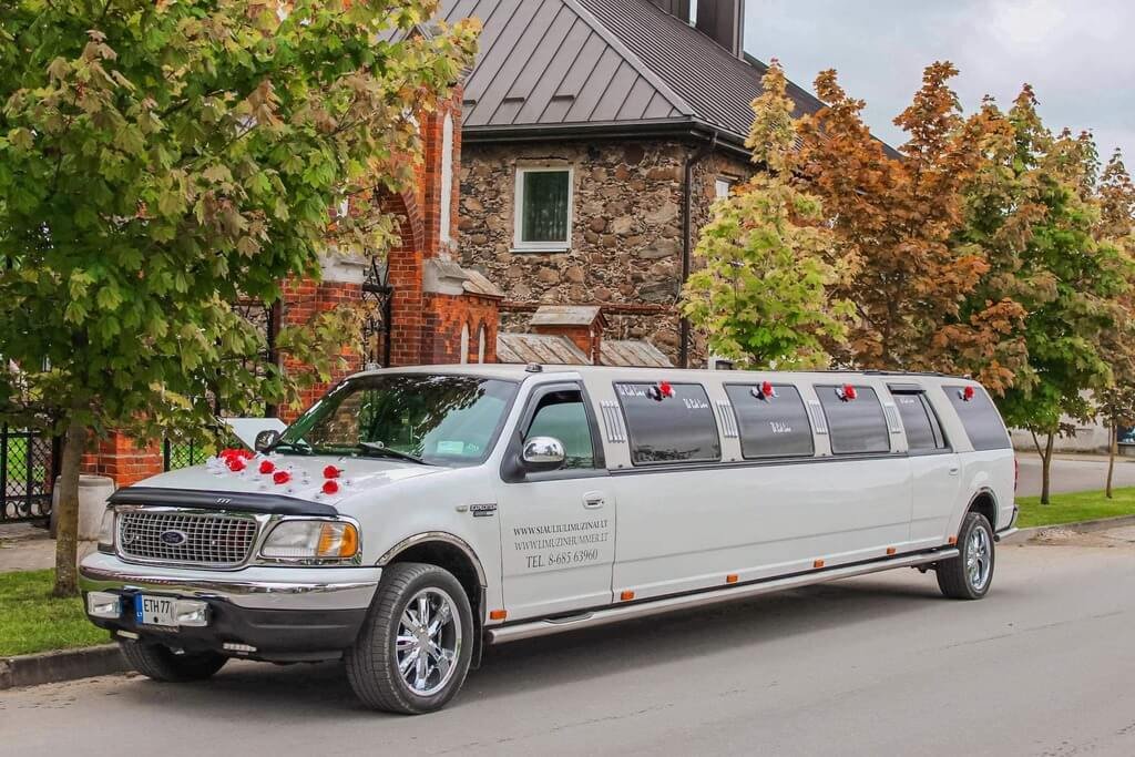 vidutinio dydzio limuzinas grazioje aplinkoje