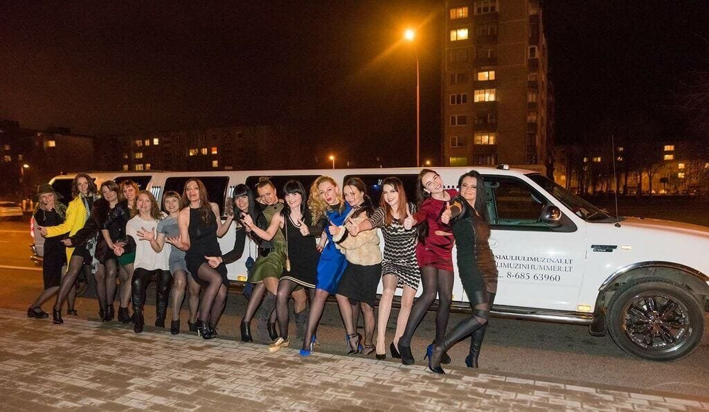 15 gražių panelių prie limuzino