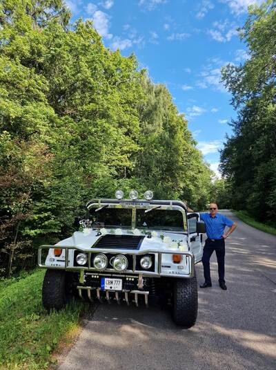 Didysis Hummer H1 Limuzinas ir direktorius