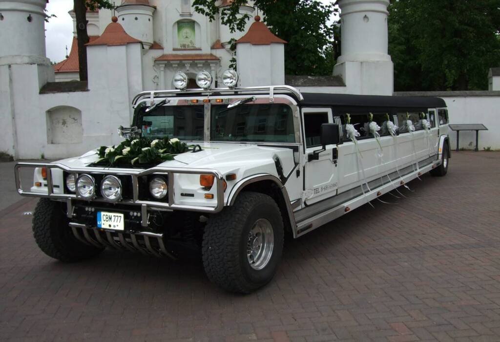 iskirtinis limuzinas salia baznycios laukia jaunuju