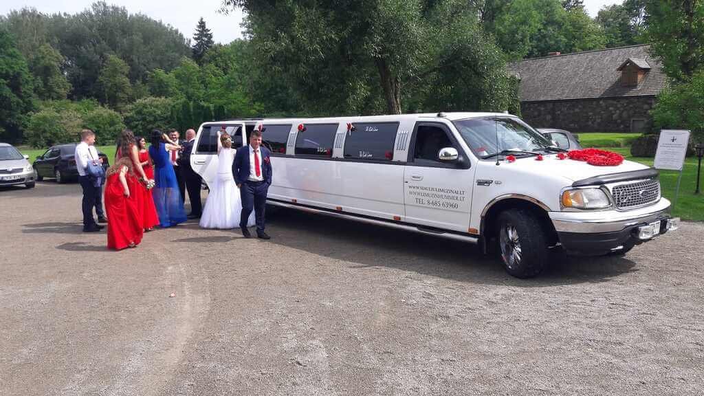 jaunieji ir svečiai prie Šiaulių limuzino