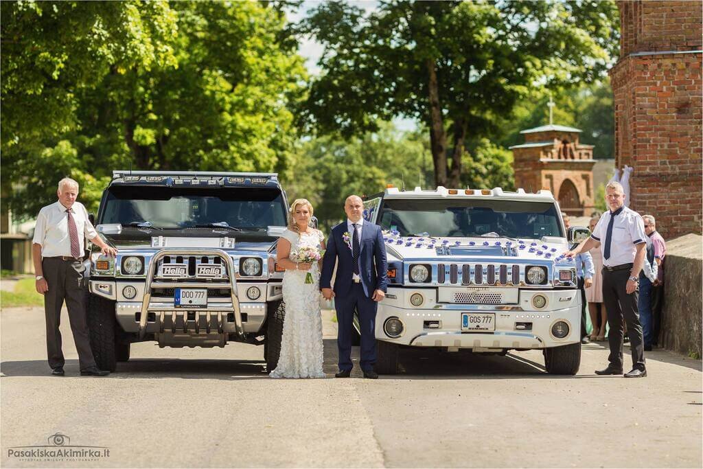 jaunieji ir vairuotojai (Tėvas ir Sūnus) prie Hummer H2 limuzinų