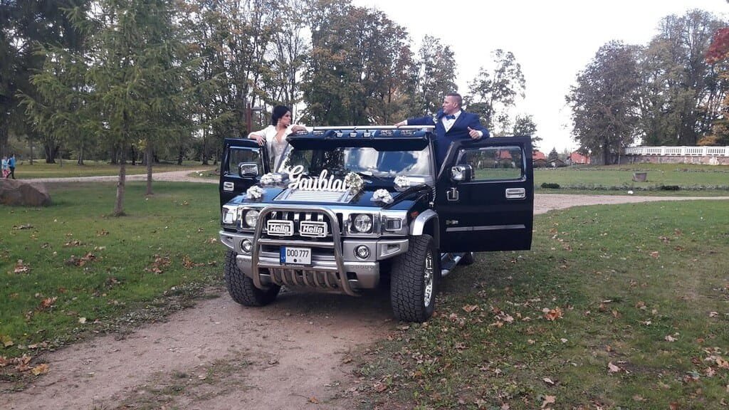 laimingi jaunieji prie Hummer 4 vietų limuzino