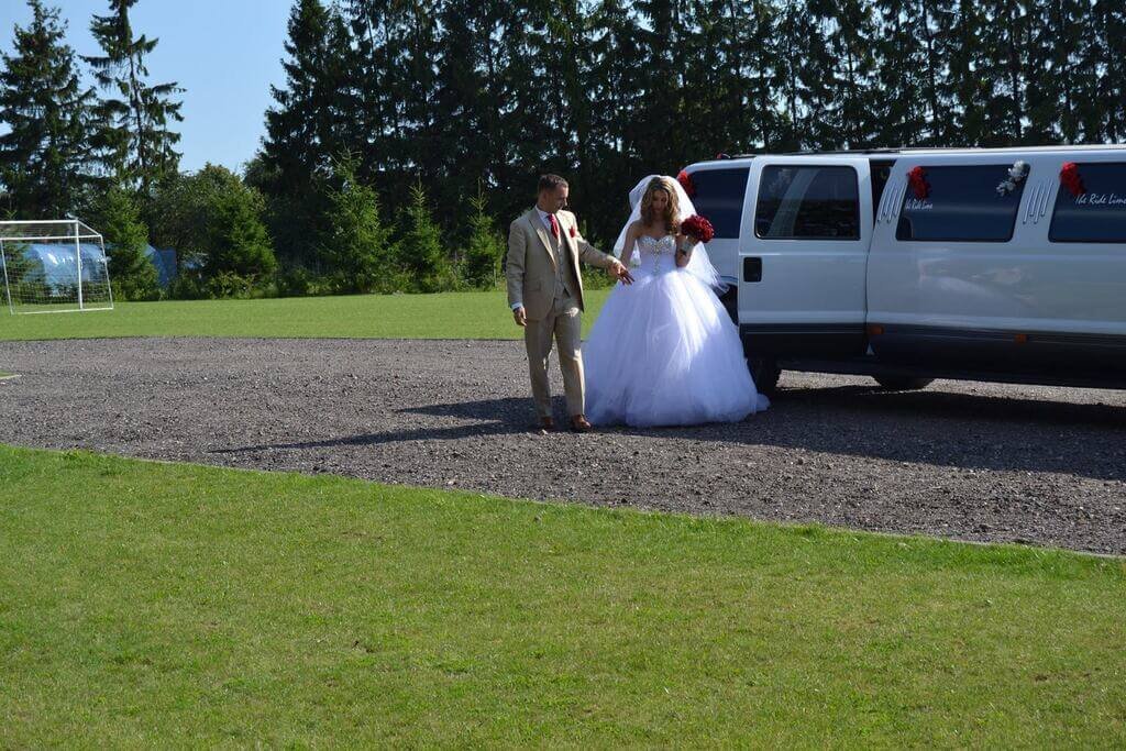 laimingi jaunieji prie katik išlipe iš limuzino