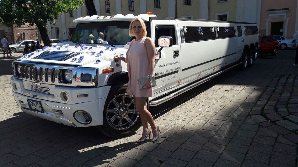 pamergė prie vieno didžiausio ir ilgiausio limuzino Lietuvoje