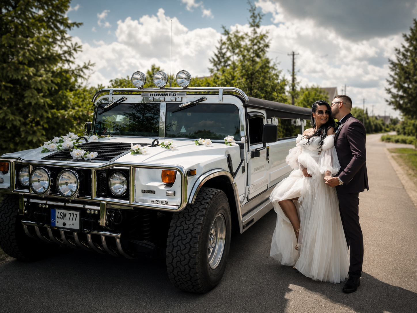 Jaunieji prie balto Hummer limuzino vestuvių dieną